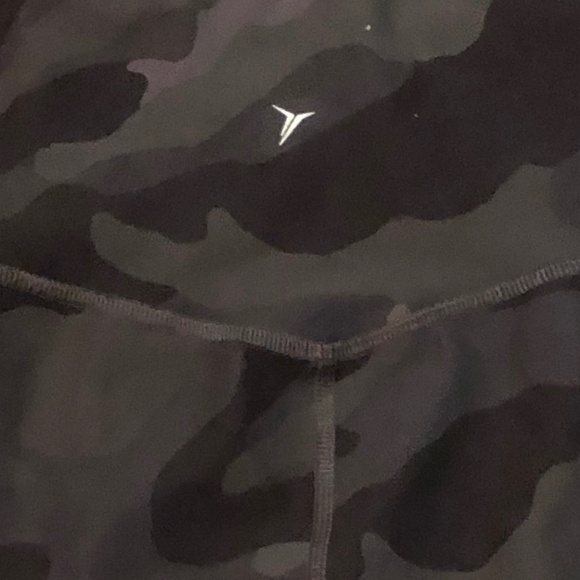 Old Navy Active size large camouflage leggings, soft and comfortable for workout - Picture 3 of 6